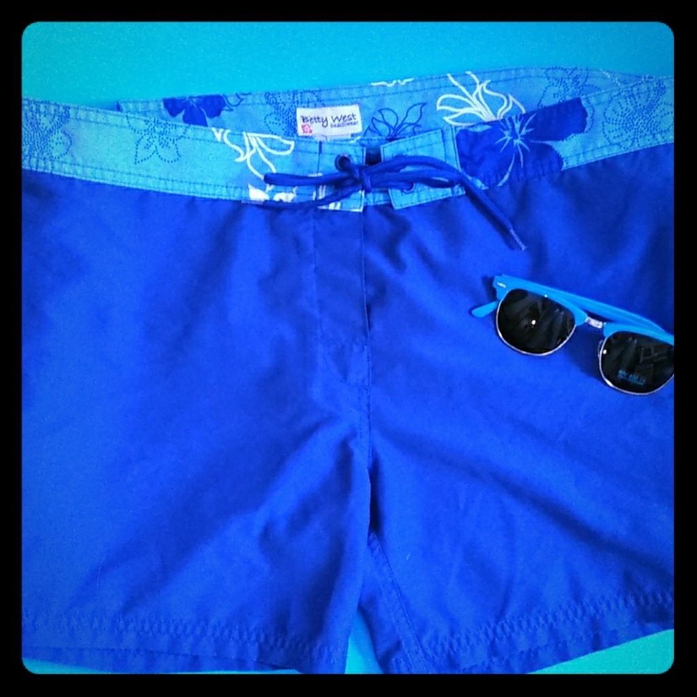 WOMEN'S BOARD SHORTS